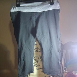 LULULEMON Black and Gray Ruffle Trim Yoga Capri Leggings Size 6